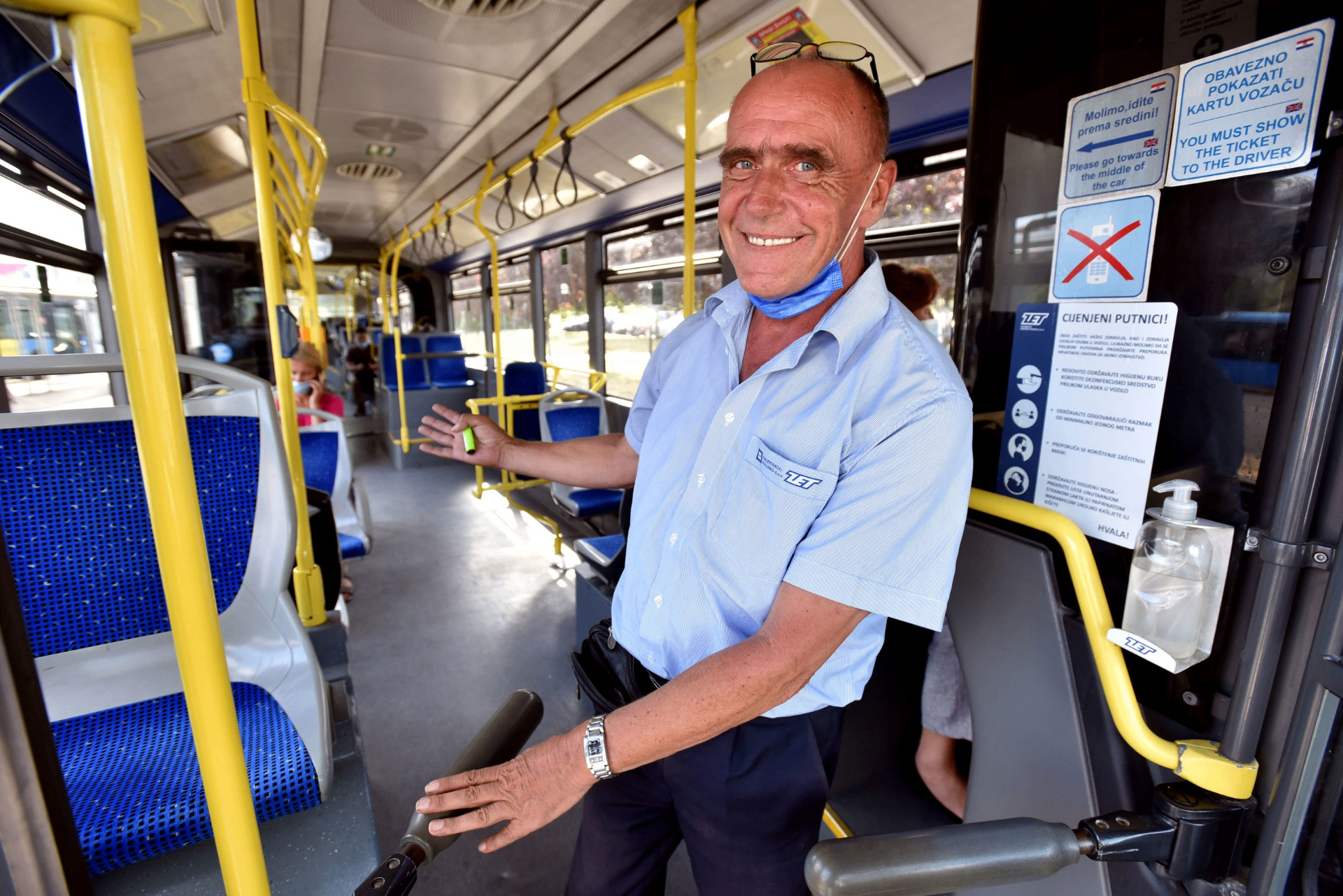 Vozač Podružnice ZET pred tramvajem u depou